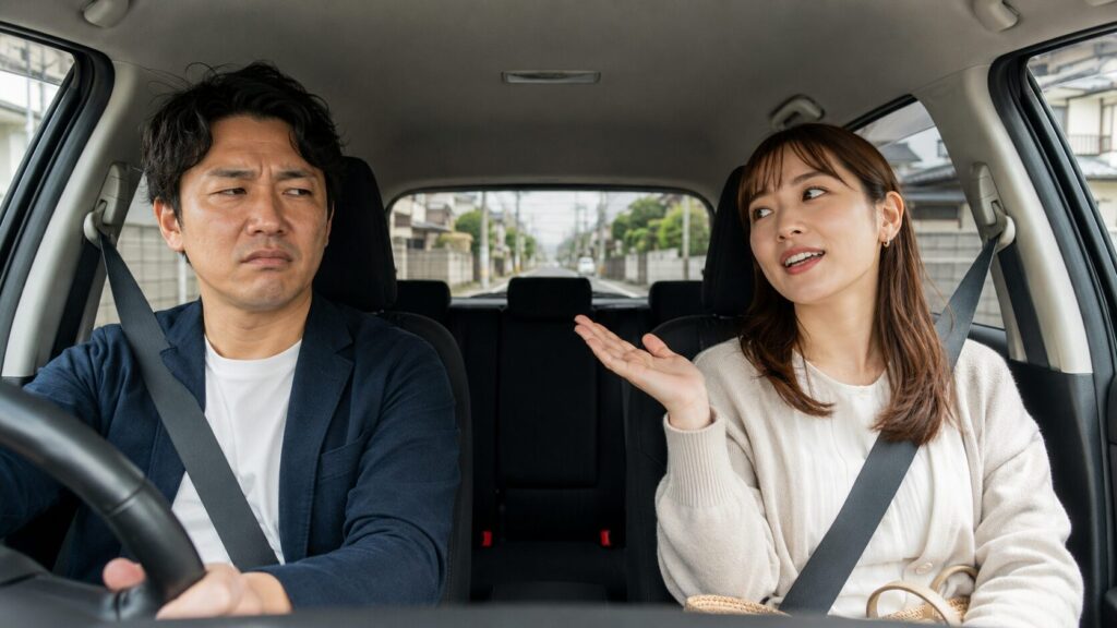 送迎後に「またあとでよろしく」と伝える女性と不満そうな運転手